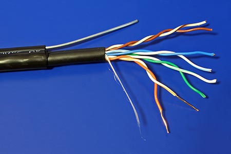 Kabel UTP kulatý, kat. 5e, 1m, drát, venkovní, dvouplášť, s nosným drátem