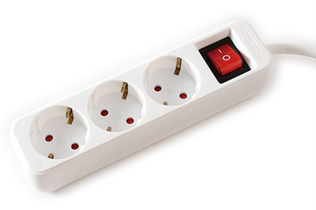 Vícenásobná zásuvka 230V/16A,3x zásuvka DE, CEE 7/7(M) - 3x 7/3(F), vypínač, bílá, 1,5m